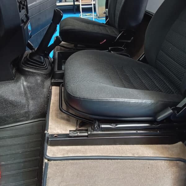 17.07.2025 2010 Land Rover Defender 90 Black carpet 2