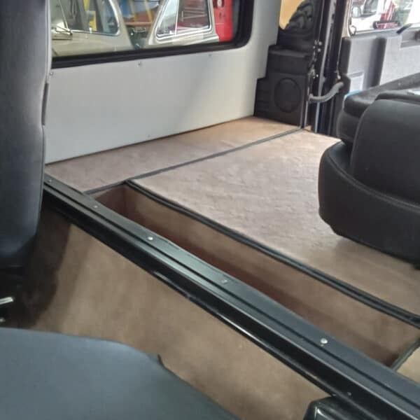 17.07.2025 2010 Land Rover Defender 90 Black carpet 4