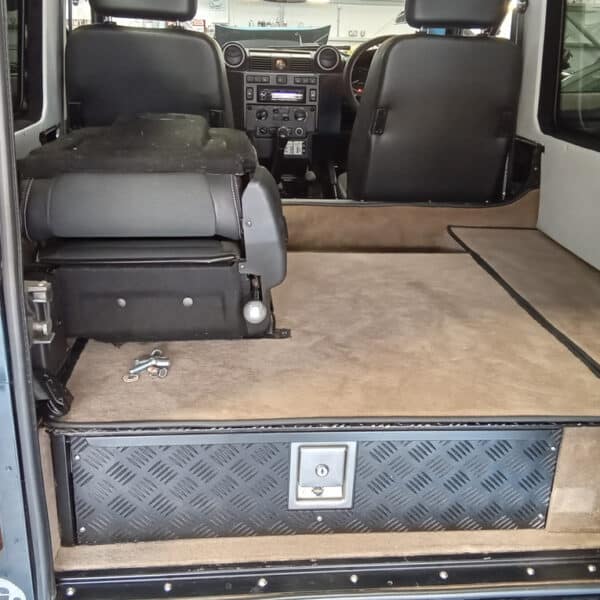17.07.2025 2010 Land Rover Defender 90 Black carpet 5