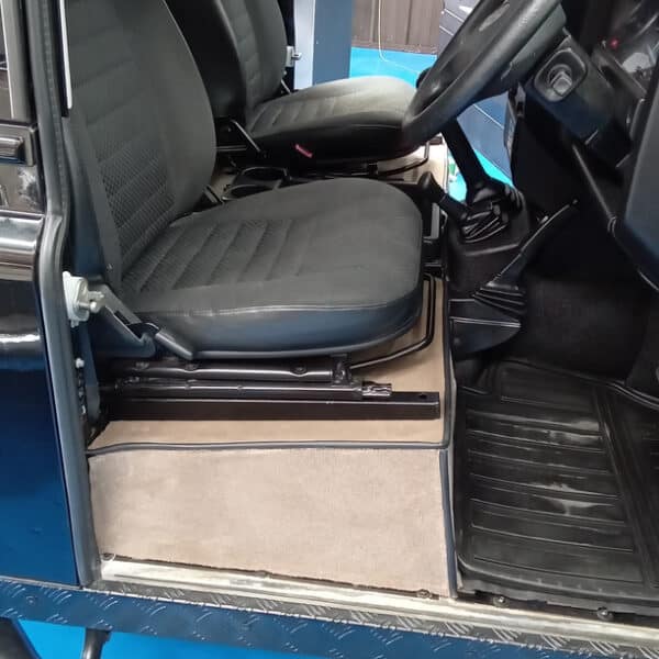 17.07.2025 2010 Land Rover Defender 90 Black carpet 6
