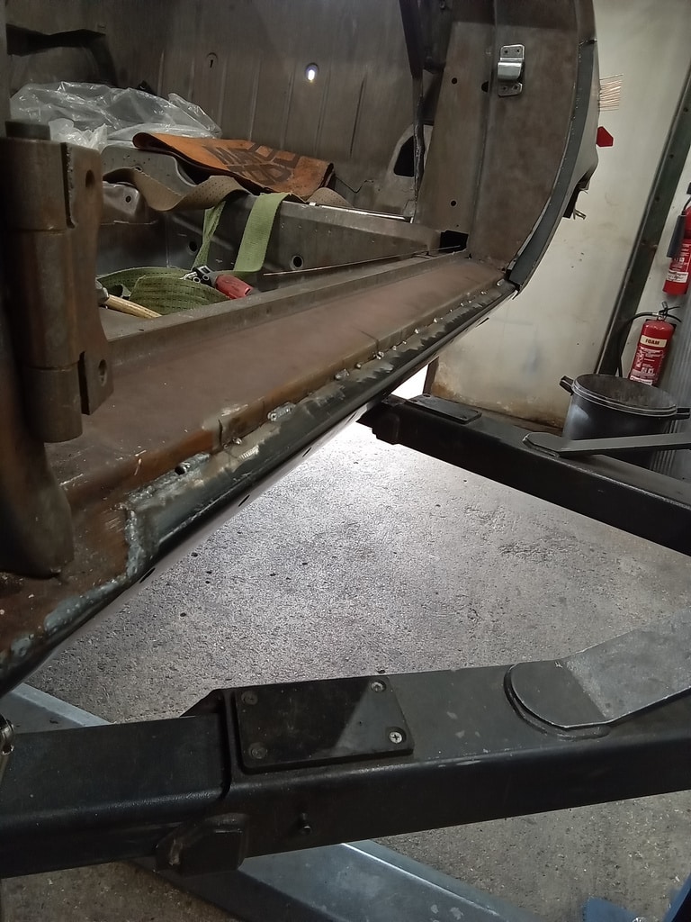 24.07.2025 1978 Mercedes 350SL Red welding 2