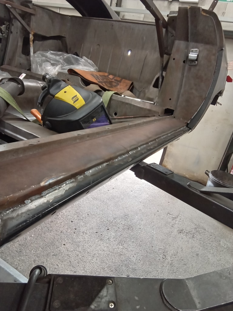 24.07.2025 1978 Mercedes 350SL Red welding 3