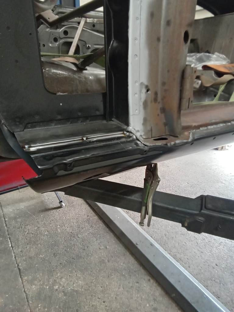 24.07.2025 1978 Mercedes 350SL Red welding 4