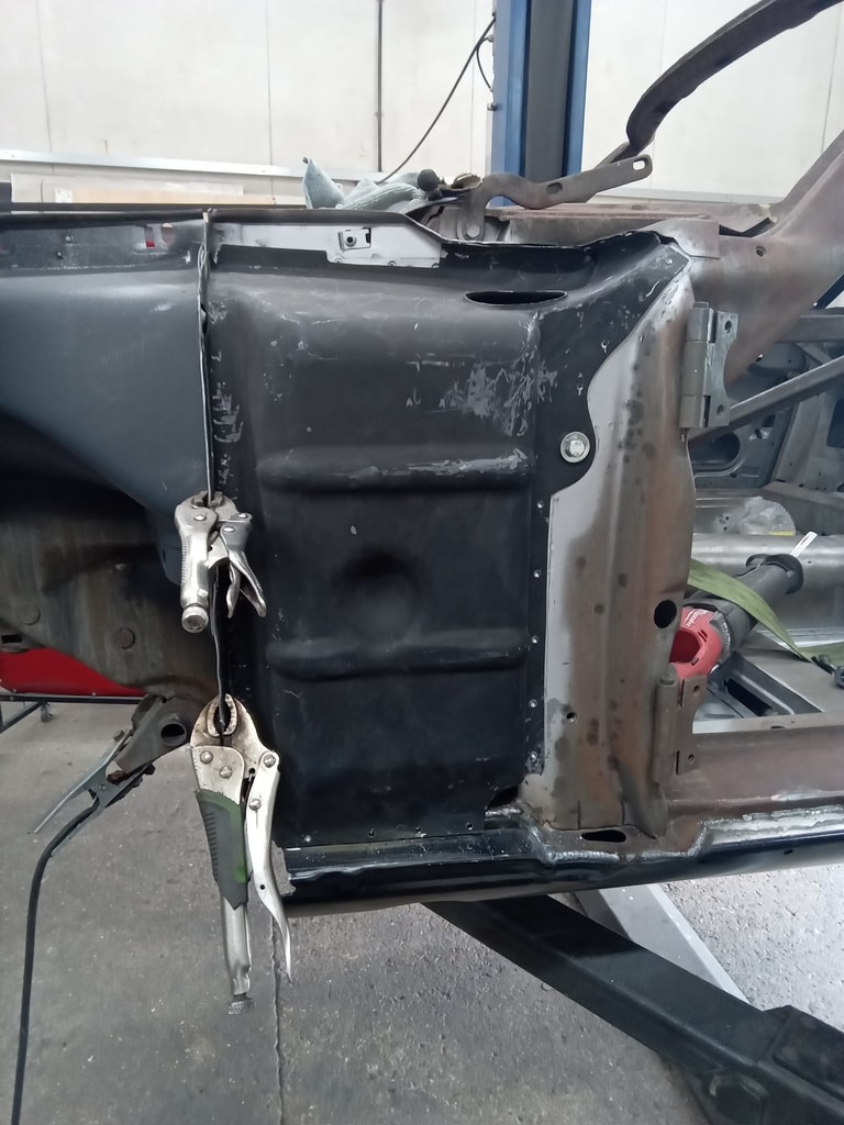 24.07.2025 1978 Mercedes 350SL Red welding 6