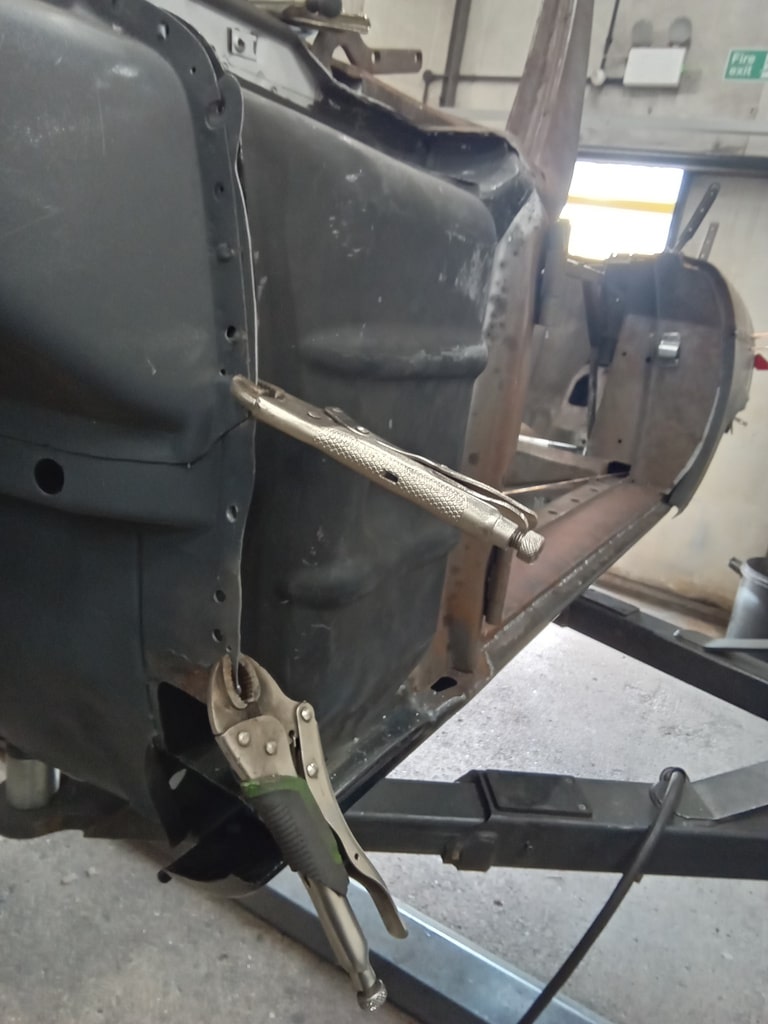 24.07.2025 1978 Mercedes 350SL Red welding 7