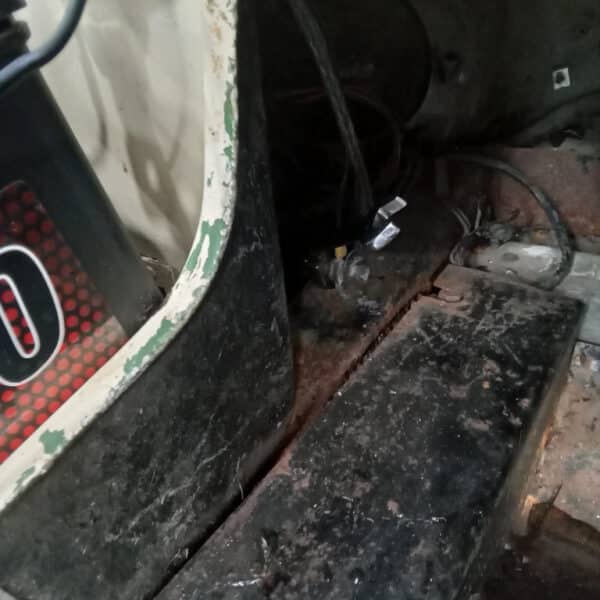 31.07.2025 1979 Reliant Simitar Se6A cream Main Battery 1