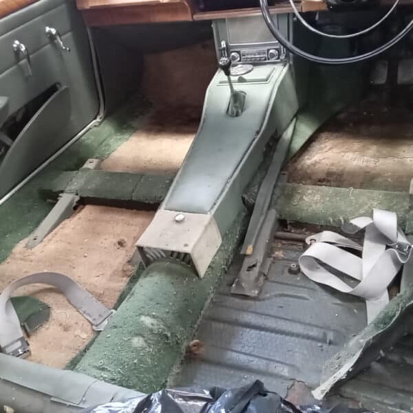 07.08.2025 1965 Jaguar 340 Mk2 Green Remove interior 2