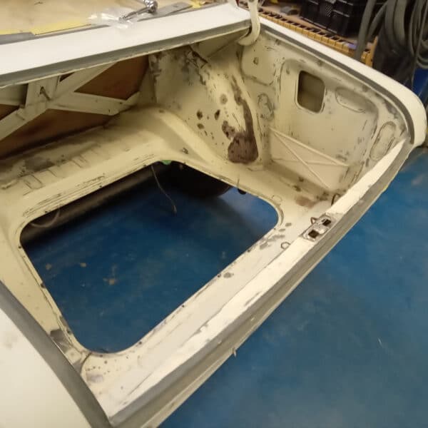 07.08.2025 1969 Audi 70L White boot5