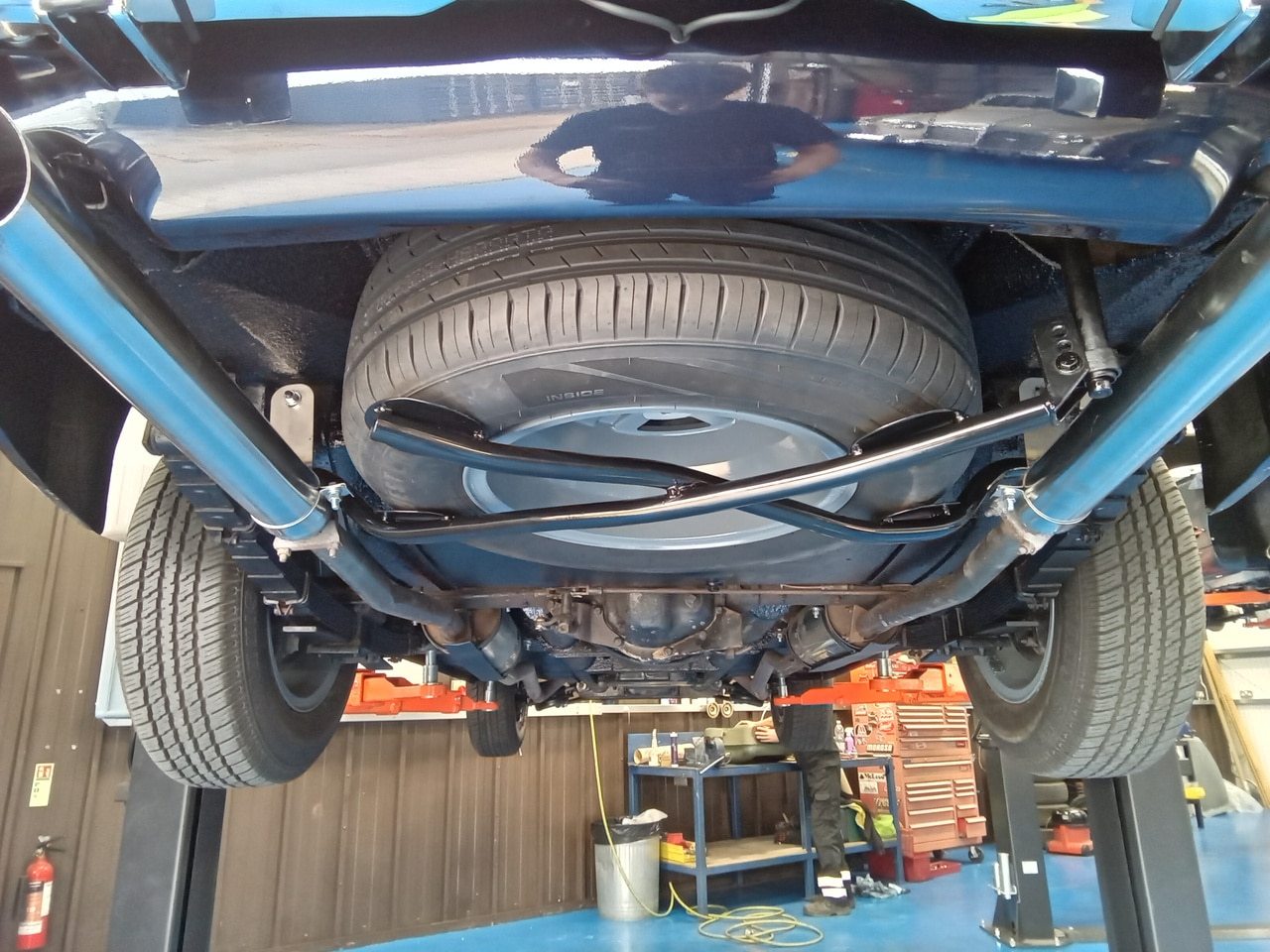 07.08.2025 1976 Jensen Interceptor Blue fitting final parts 10
