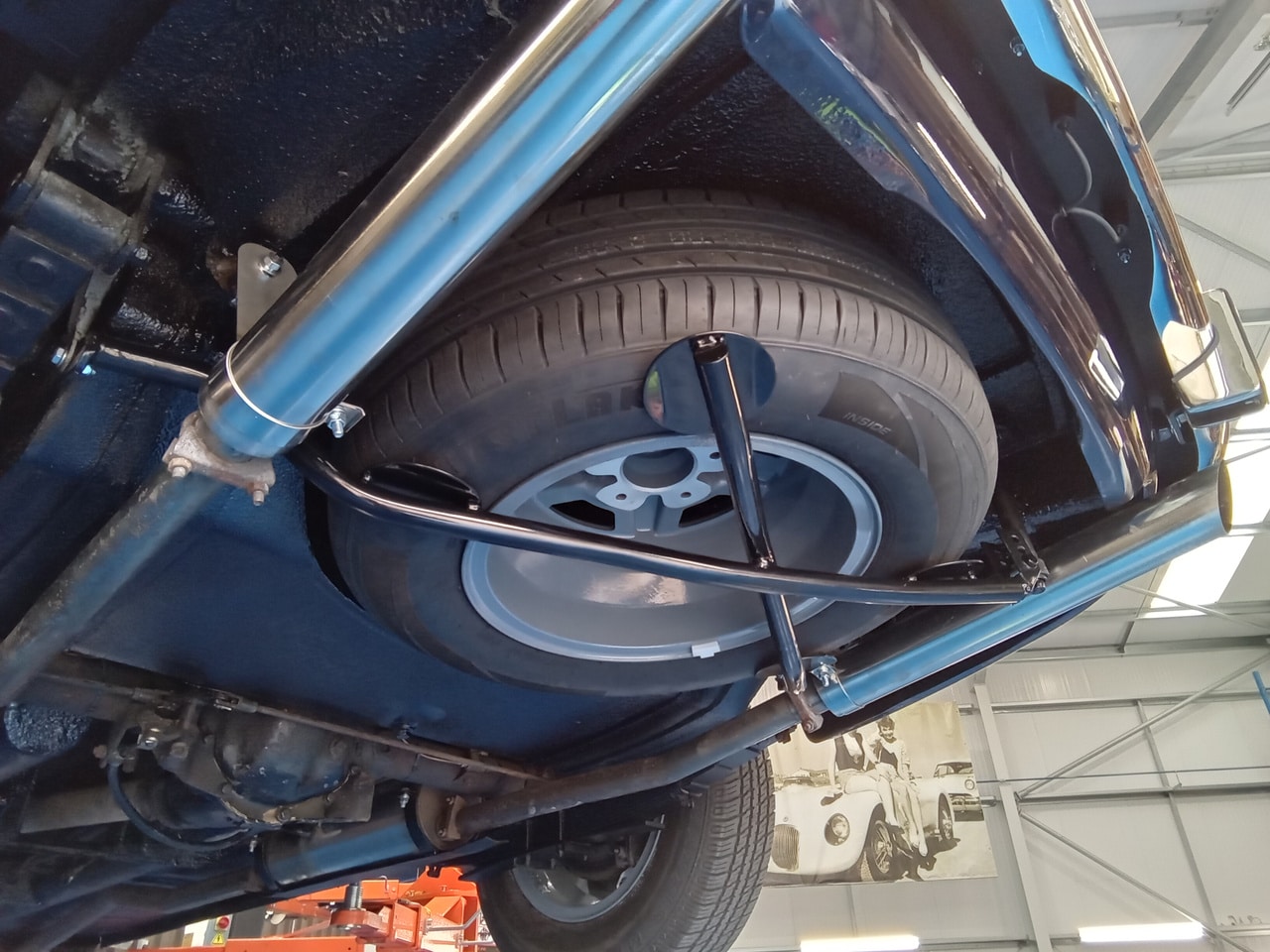07.08.2025 1976 Jensen Interceptor Blue fitting final parts 11