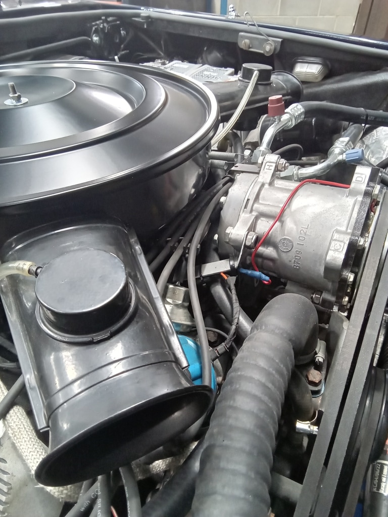 07.08.2025 1976 Jensen Interceptor Blue fitting final parts 14