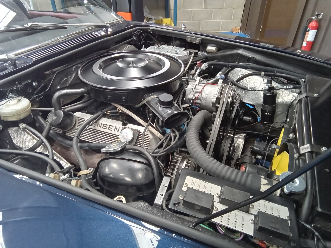 07.08.2025 1976 Jensen Interceptor Blue fitting final parts 16