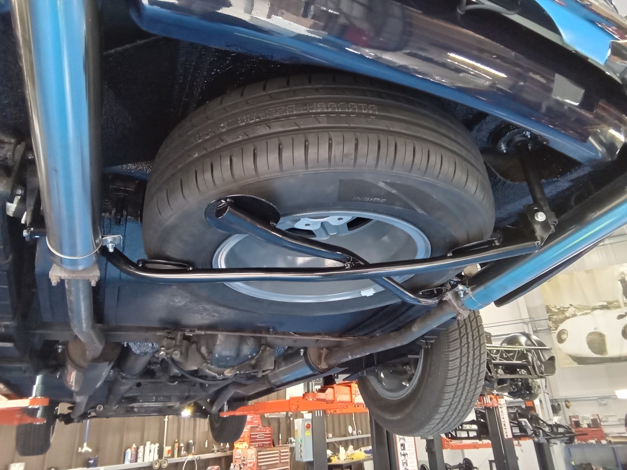 07.08.2025 1976 Jensen Interceptor Blue fitting final parts 7
