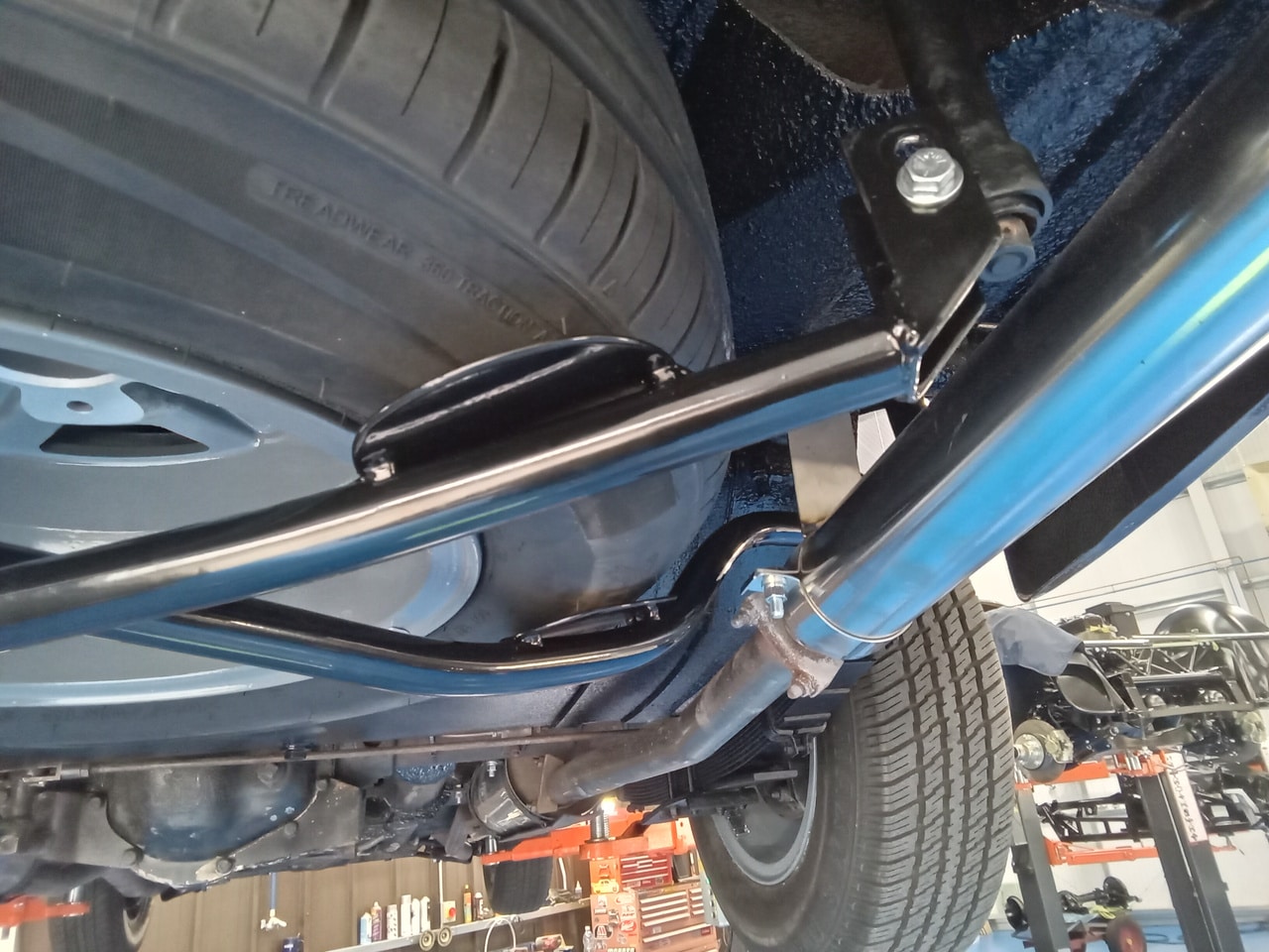 07.08.2025 1976 Jensen Interceptor Blue fitting final parts 8