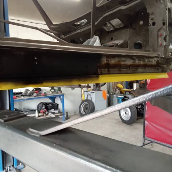 07.08.2025 1978 Mercedes 350SL Red inner sill 1