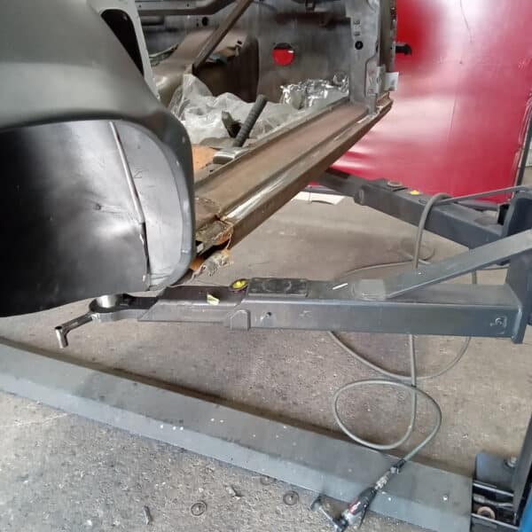 07.08.2025 1978 Mercedes 350SL Red outer sill 1