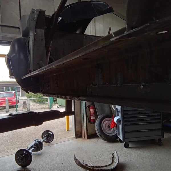 07.08.2025 1978 Mercedes 350SL Red outer sill 10