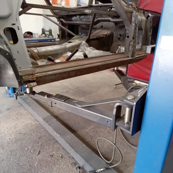 07.08.2025 1978 Mercedes 350SL Red outer sill 2