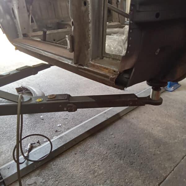 07.08.2025 1978 Mercedes 350SL Red outer sill 3
