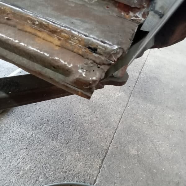 07.08.2025 1978 Mercedes 350SL Red outer sill 4