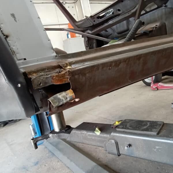 07.08.2025 1978 Mercedes 350SL Red outer sill 5