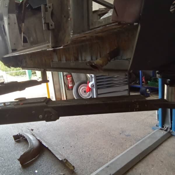 07.08.2025 1978 Mercedes 350SL Red outer sill 8