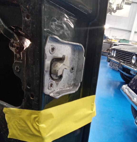 12.08.2025 1966 Jaguar S Type Green door lock 2