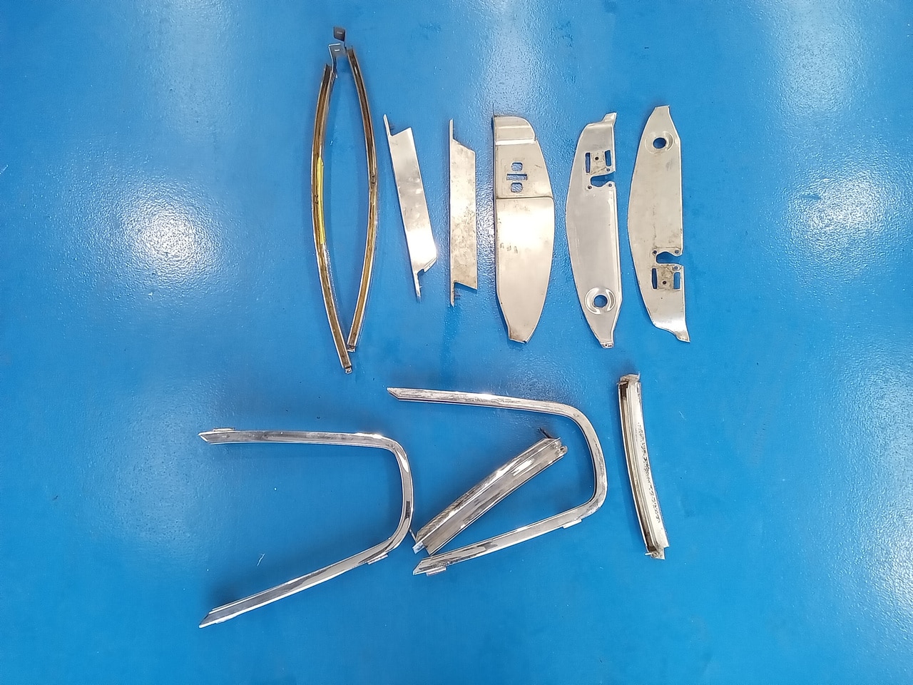 14.08.2025 1970 Aston Martin DBS 6 Vantage White chrome parts 4