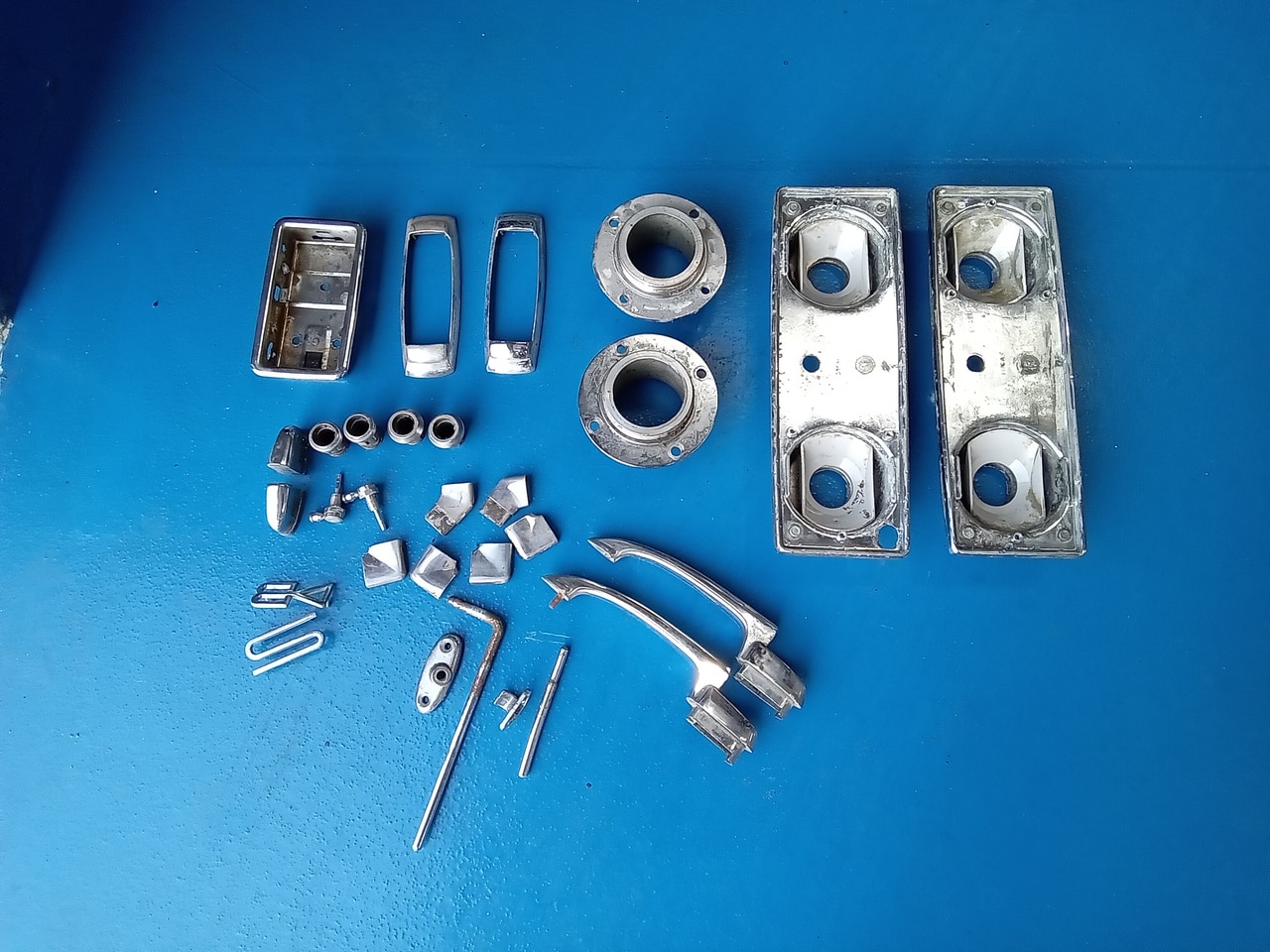 14.08.2025 1970 Aston Martin DBS 6 Vantage White chrome parts 6