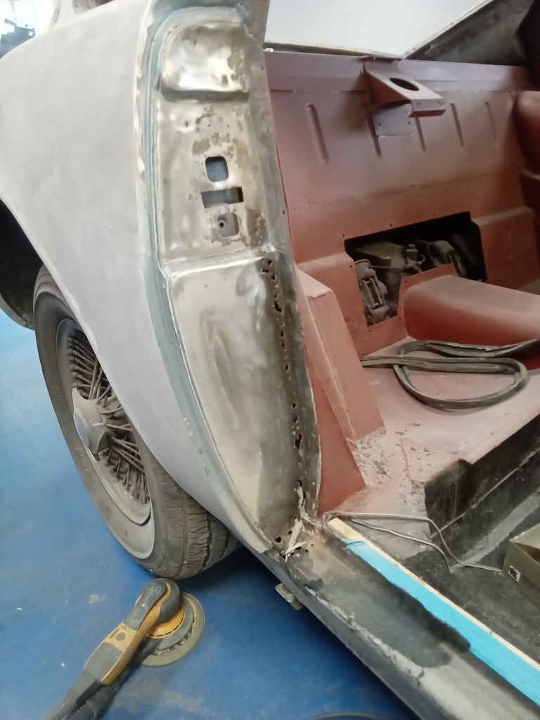 14.08.2025 1970 Aston Martin DBS 6 Vantage White strip paint 1