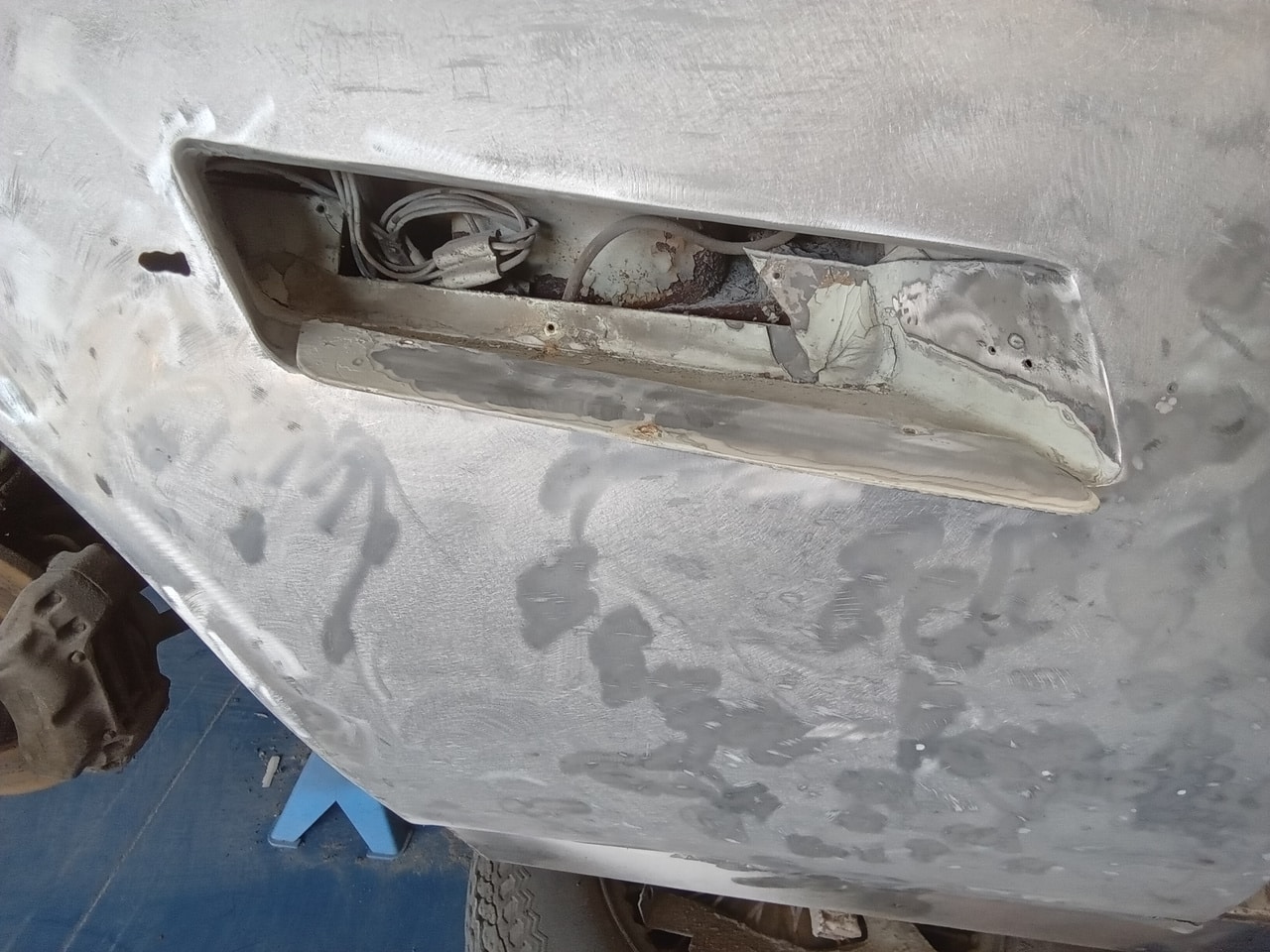 14.08.2025 1970 Aston Martin DBS 6 Vantage White strip paint 23
