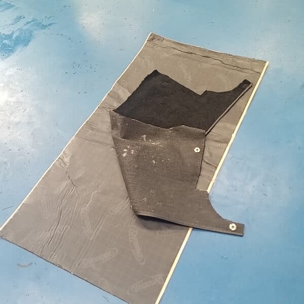 14.08.2025 1973 MG B Roadster Blue Battry cover 4