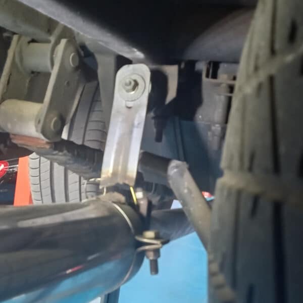 140825 1973 Jensen Interceptor Broken Exhaust Mount 10