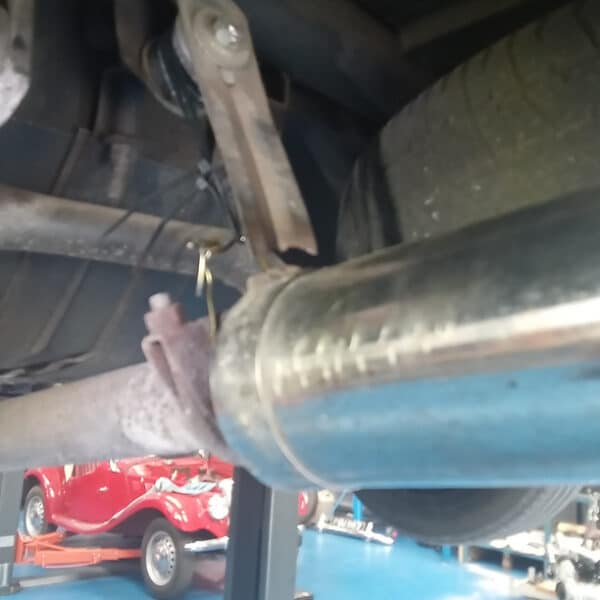 140825 1973 Jensen Interceptor Broken Exhaust Mount 9