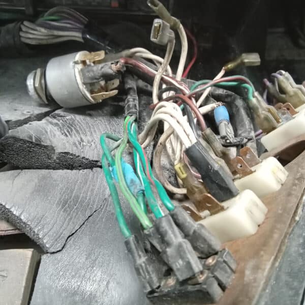19.08.2025 1970 Aston Martin DBS 6 Vantage White Dash Removal 16