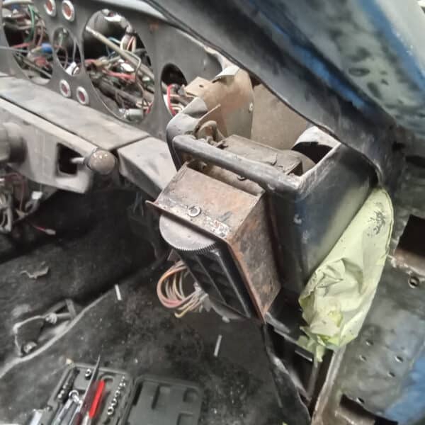 19.08.2025 1970 Aston Martin DBS 6 Vantage White Dash Removal 33
