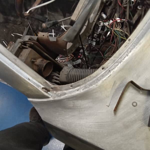 19.08.2025 1970 Aston Martin DBS 6 Vantage White Dash Removal 34