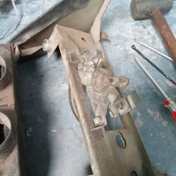 19.08.2025 1970 Aston Martin DBS 6 Vantage White Dash Removal 45