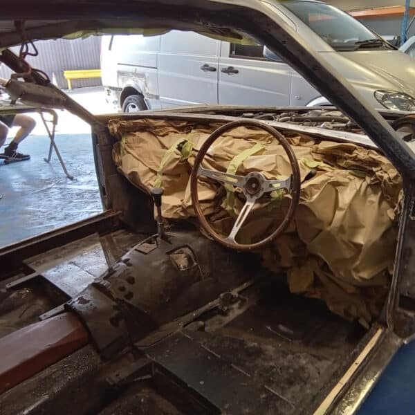 19.08.2025 1970 Aston Martin DBS 6 Vantage White Dash Removal 48