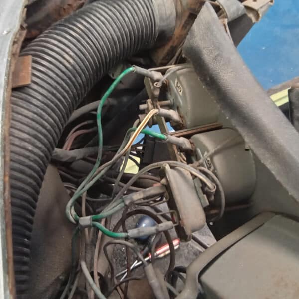 19.08.2025 1970 Aston Martin DBS 6 Vantage White Dash Removal 5