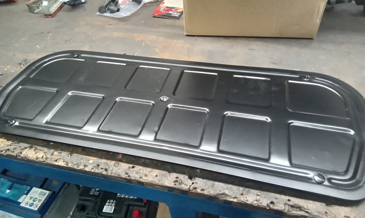 19.08.2025 1973 MG B Roadster Blue Battery Cover 1