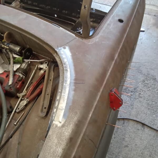 19.08.2025 1978 Mercedes 350SL Red welidng U channel 3