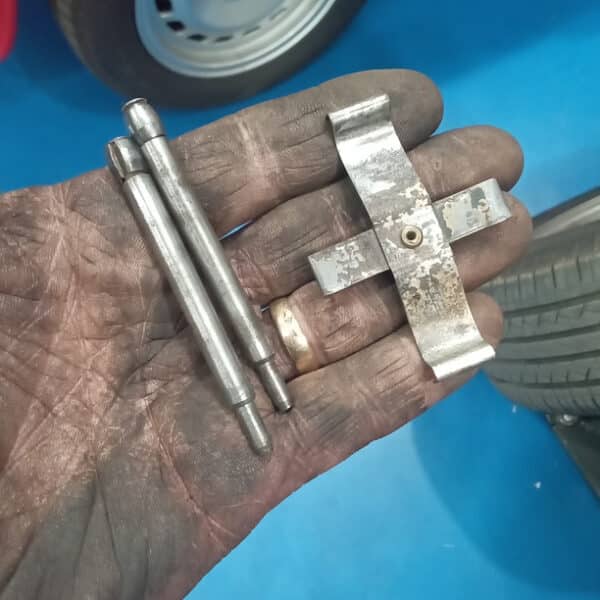 19.08.2025 1985 Mercedes 500 SL Blue squeaky Brakes 2 12