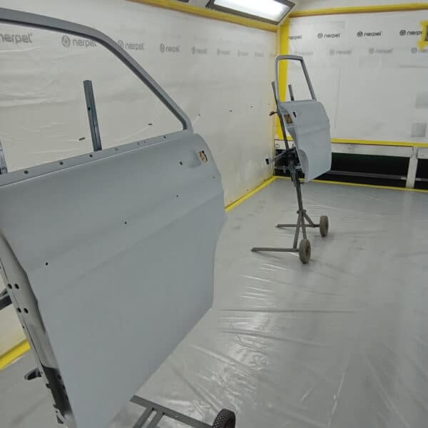 21.08.2025 1969 Audi 70L White Doors paint 1
