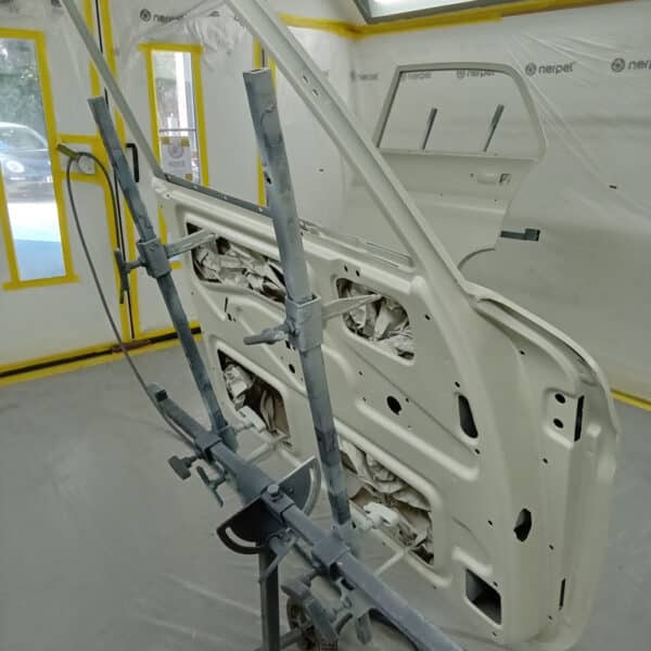 21.08.2025 1969 Audi 70L White Doors paint 11