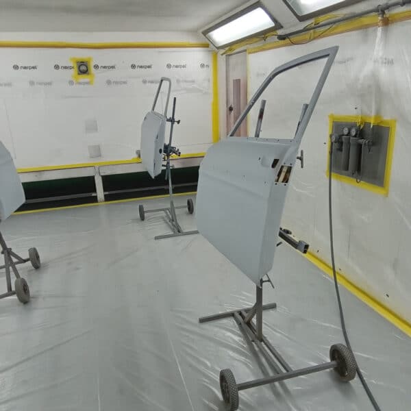 21.08.2025 1969 Audi 70L White Doors paint 2