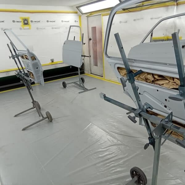 21.08.2025 1969 Audi 70L White Doors paint 3