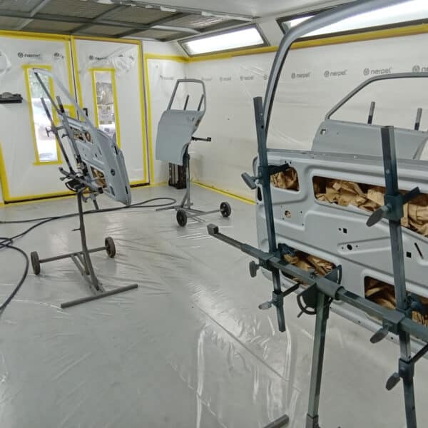 21.08.2025 1969 Audi 70L White Doors paint 4