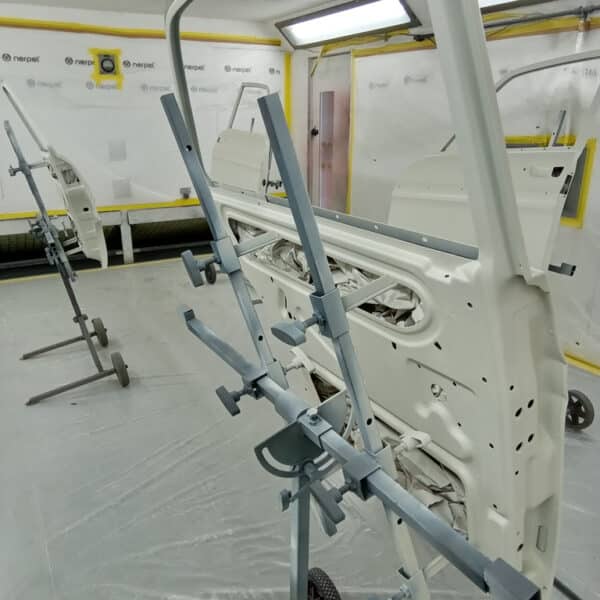 21.08.2025 1969 Audi 70L White Doors paint 6