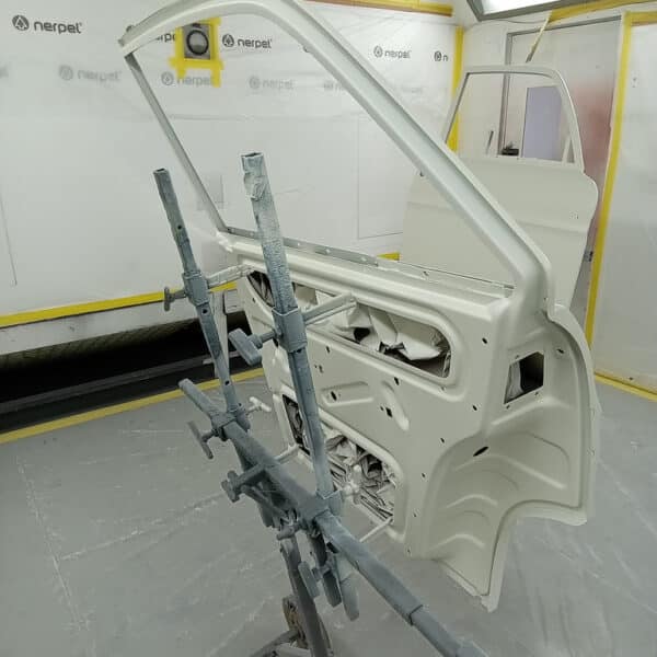 21.08.2025 1969 Audi 70L White Doors paint 7